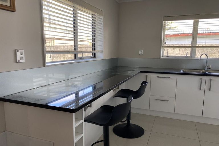 Photo of property in 1a Borrowdace Avenue, Botany Downs, Auckland, 2010