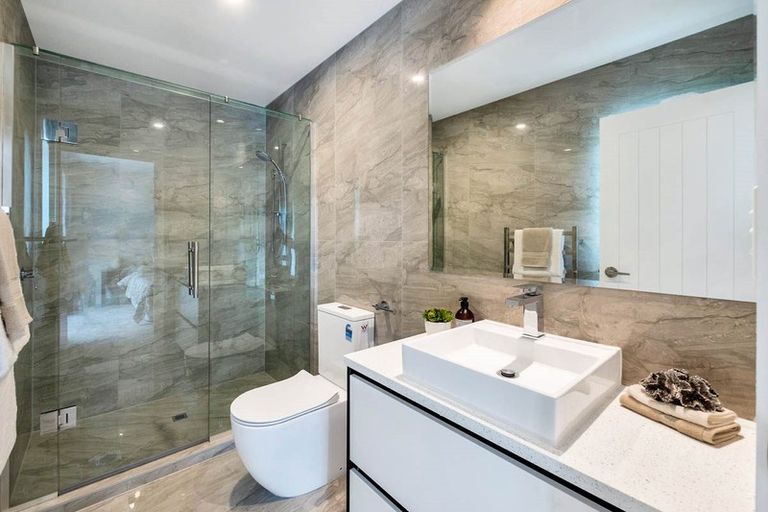 Photo of property in 25b Pupuke Road, Birkenhead, Auckland, 0627