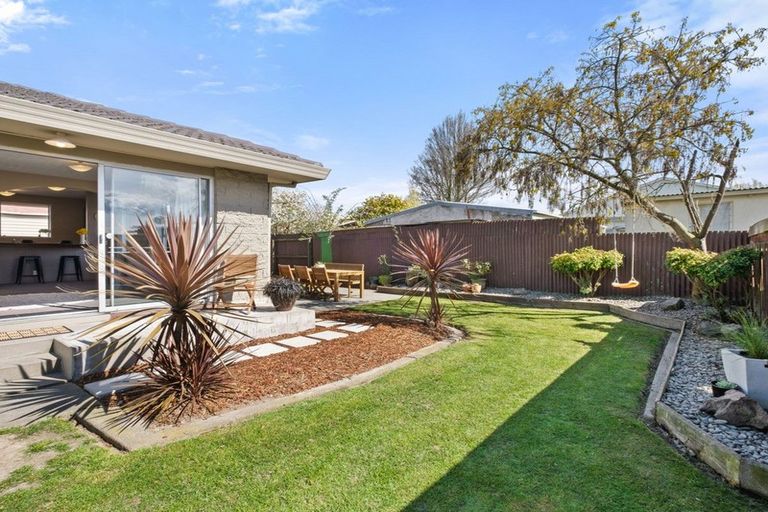 Photo of property in 2/12 Shannon Place, Belfast, Christchurch, 8051