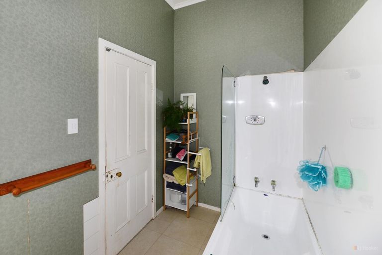 Photo of property in 66 Timaru Road, Waimate, 7924