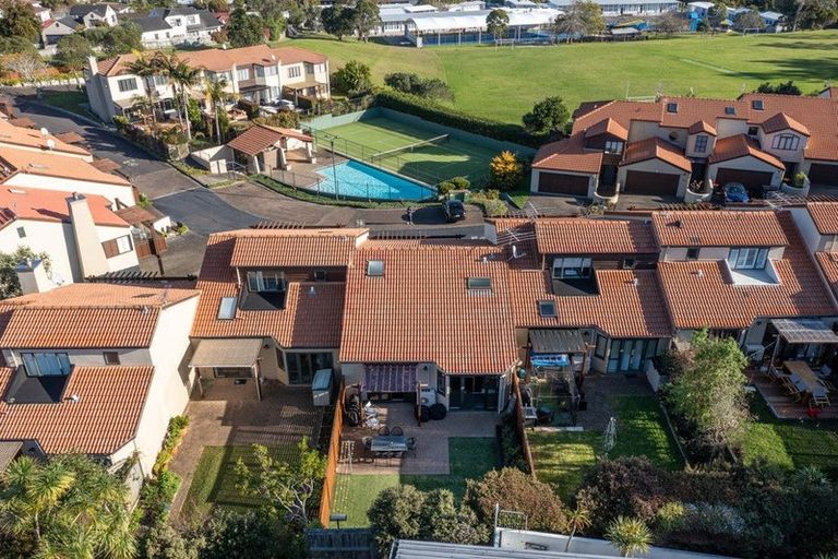 Photo of property in 10/8 Tobago Place, Sunnynook, Auckland, 0620