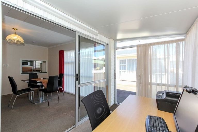 Photo of property in 2/246 Courtenay Street, Strandon, New Plymouth, 4312