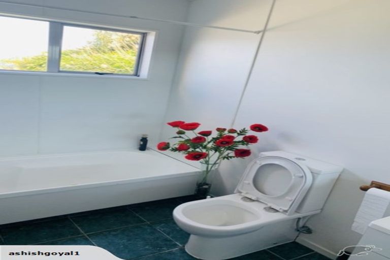 Photo of property in 2b Sunhaven Drive, Newlands, Wellington, 6037