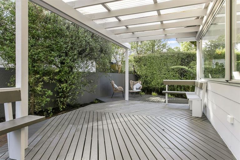 Photo of property in 1/8 Tallington Crescent, Torbay, Auckland, 0630