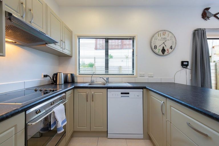 Photo of property in 35 Masterton Road, Rothesay Bay, Auckland, 0630