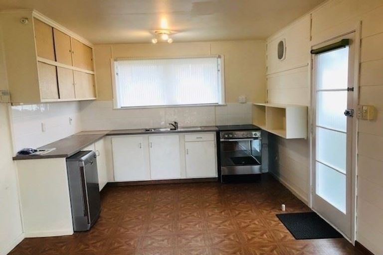 Photo of property in 1/1 Alison Avenue, Herald Island, Auckland, 0618