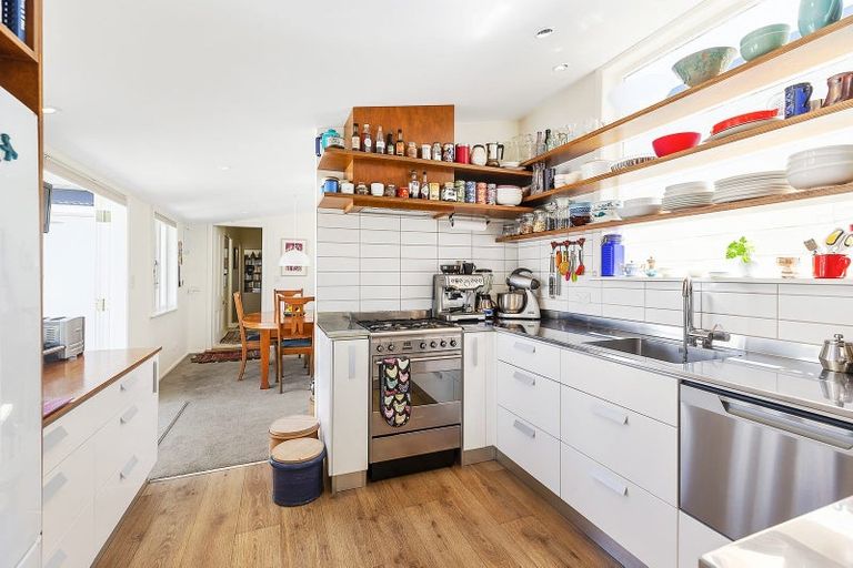 Photo of property in 46 Hawker Street, Mount Victoria, Wellington, 6011