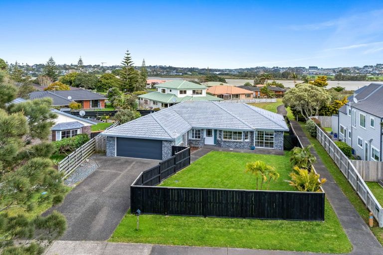 Photo of property in 33 Maygrove Drive, Orewa, 0931