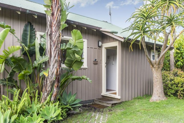 Photo of property in 27 Bournemouth Terrace, Murrays Bay, Auckland, 0630