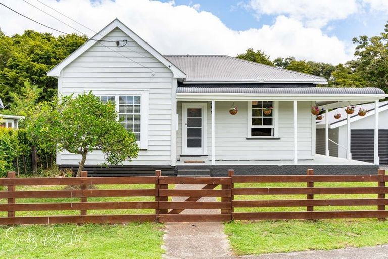 Photo of property in 17 Franklin Road, Paparoa, 0571