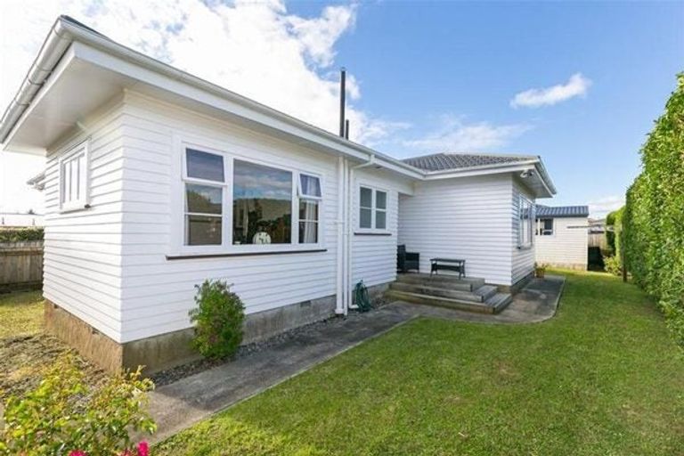 Photo of property in 29 Horokiwi Road West, Newlands, Wellington, 6037
