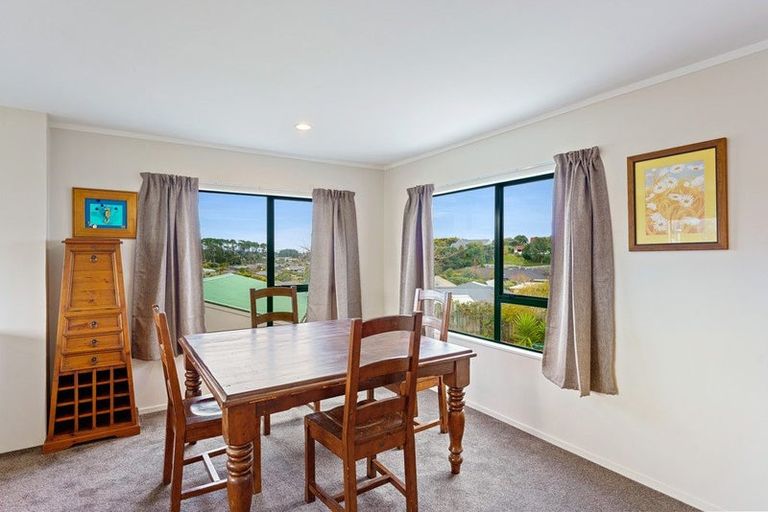 Photo of property in 8 Trig Hill Terrace, Waikanae Beach, Waikanae, 5036