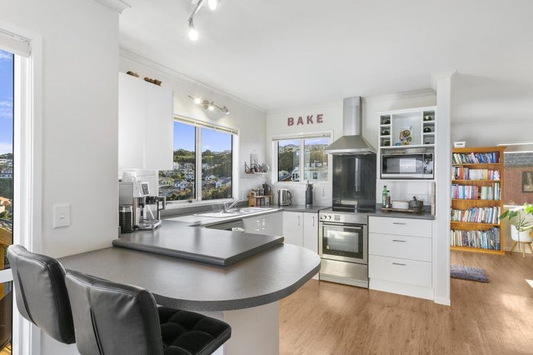 Photo of property in 8 Bennett Grove, Newlands, Wellington, 6037