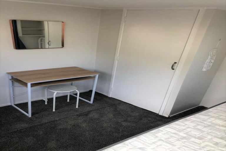 Photo of property in 10 Sylvan Crescent, Te Atatu South, Auckland, 0610