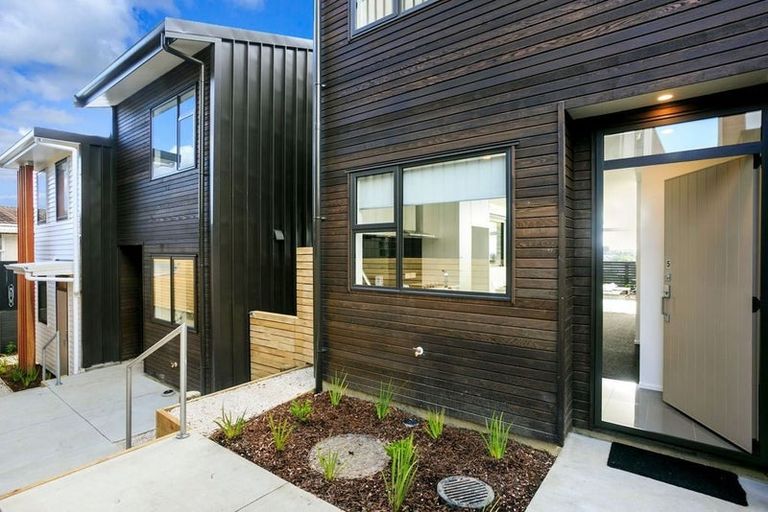 Photo of property in 5/15 Chivalry Road, Glenfield, Auckland, 0629