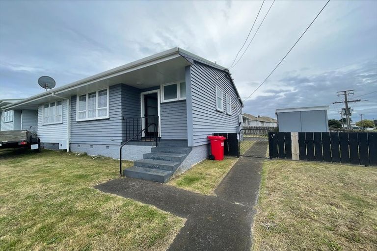 Photo of property in 2 Tiki Street, Castlecliff, Whanganui, 4501