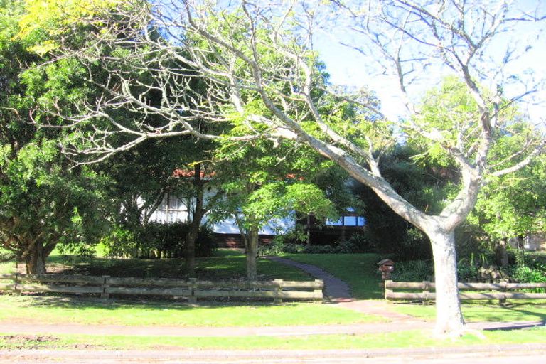 Photo of property in 17 Kingsclere Place, Goodwood Heights, Auckland, 2105