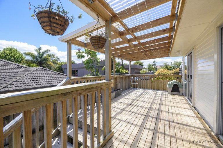 Photo of property in 15 Cliff View Drive, Green Bay, Auckland, 0604