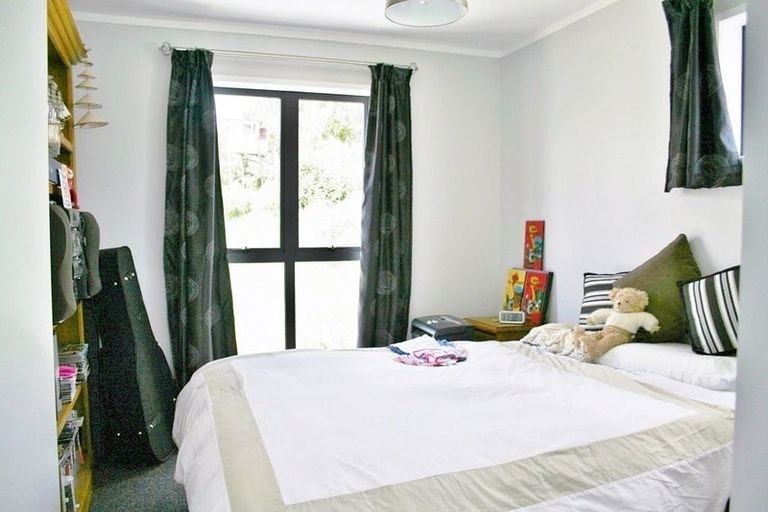 Photo of property in 16b Woodall Place, Totara Vale, Auckland, 0627