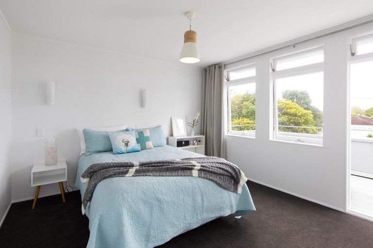 Photo of property in 32 Harbour View Road, Point Chevalier, Auckland, 1022