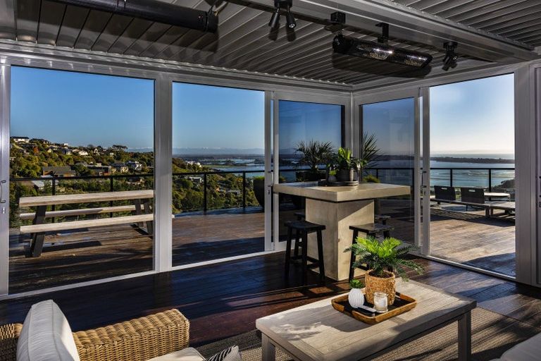 Photo of property in 15 Omeo Crescent, Redcliffs, Christchurch, 8081