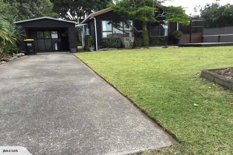 Photo of property in 205 Seaview Road, Whangamata, 3620