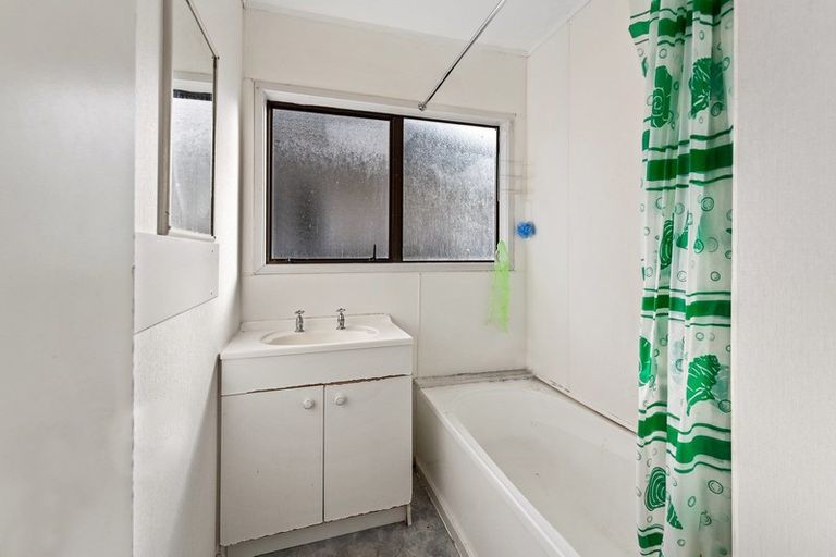 Photo of property in 2/31 Solveig Place, Randwick Park, Auckland, 2105