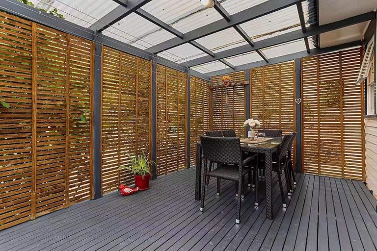 Photo of property in 17 Castleford Street, Green Bay, Auckland, 0604