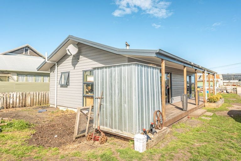 Photo of property in 12 Beaumaris Avenue, Castlecliff, Whanganui, 4501