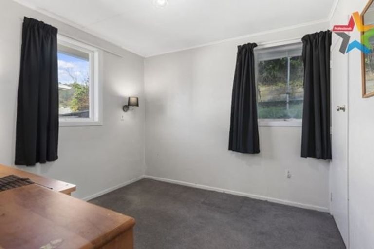 Photo of property in 5 Bird Grove, Stokes Valley, Lower Hutt, 5019