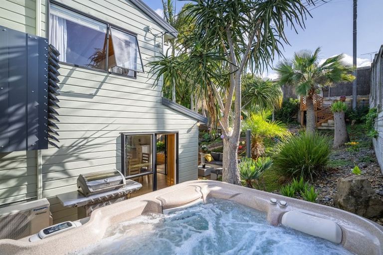 Photo of property in 2/9 Tipau Street, Torbay, Auckland, 0630