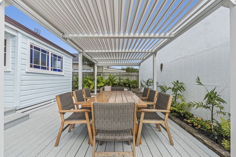 Photo of property in 18 Morley Street, New Plymouth, 4310