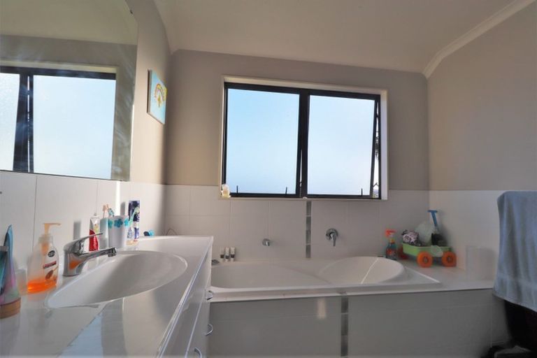 Photo of property in 16 Finbar Close, Flat Bush, Auckland, 2019