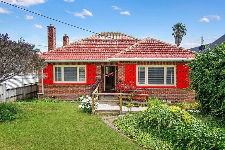Photo of property in 33 St Michaels Avenue, Point Chevalier, Auckland, 1022