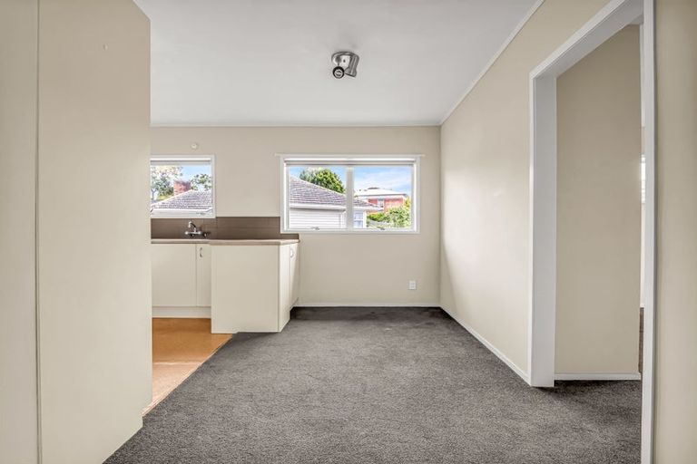 Photo of property in 10 Mackwood Place, Birkdale, Auckland, 0626
