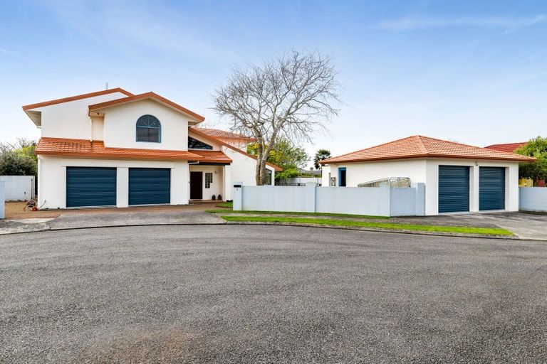 Photo of property in 8 Taylor Place, Merrilands, New Plymouth, 4312
