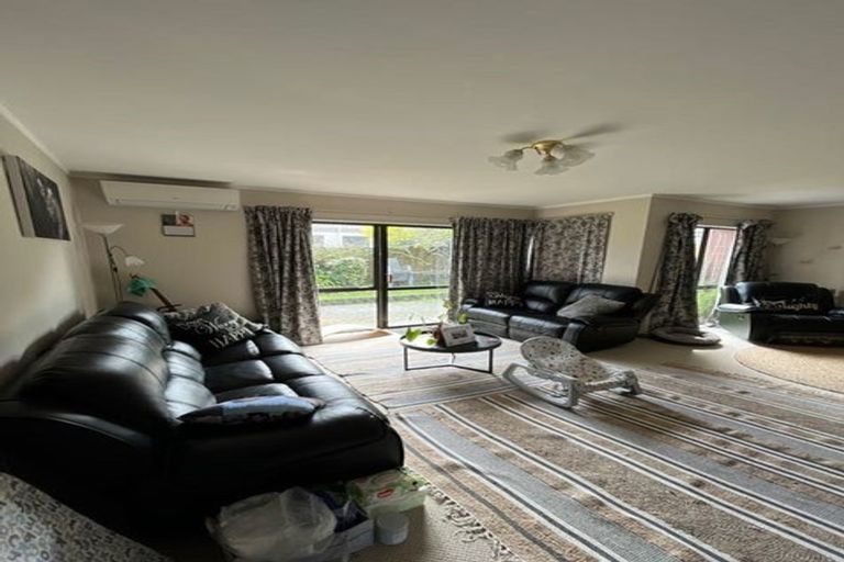 Photo of property in 18 Pinewood Grove, Botany Downs, Auckland, 2010