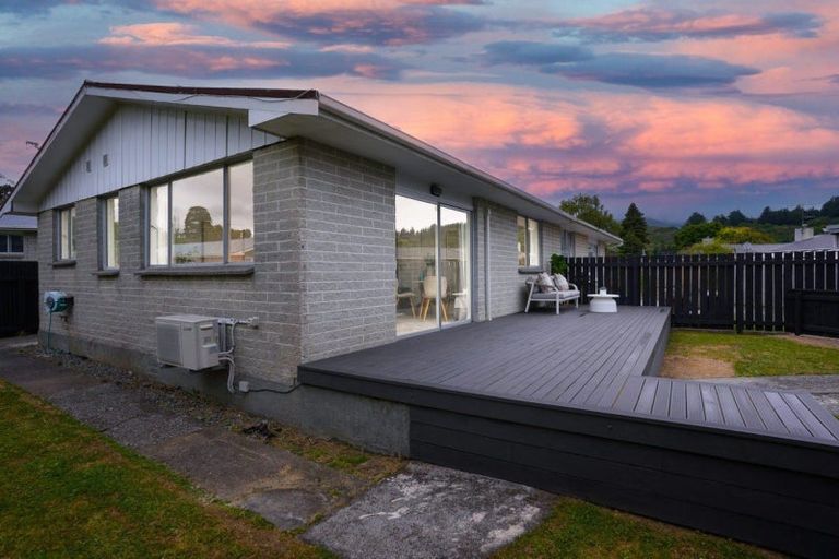 Photo of property in 5a Sequoia Place, Maoribank, Upper Hutt, 5018