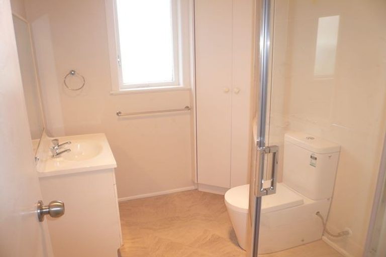 Photo of property in 16 Hobsonville Road, West Harbour, Auckland, 0618