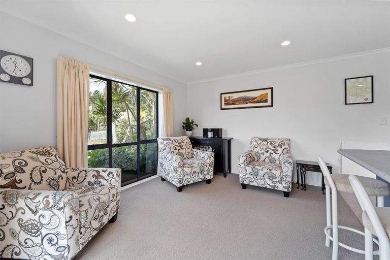 Photo of property in 17 Kate Sheppard Avenue, Torbay, Auckland, 0630