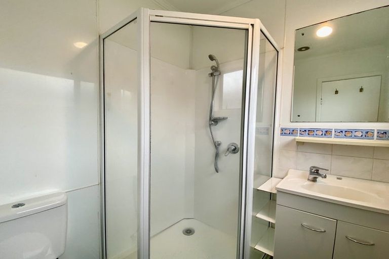 Photo of property in 85 Pupuke Road, Northcote, Auckland, 0627