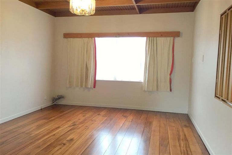 Photo of property in 11 Hutchinson Avenue, New Lynn, Auckland, 0600