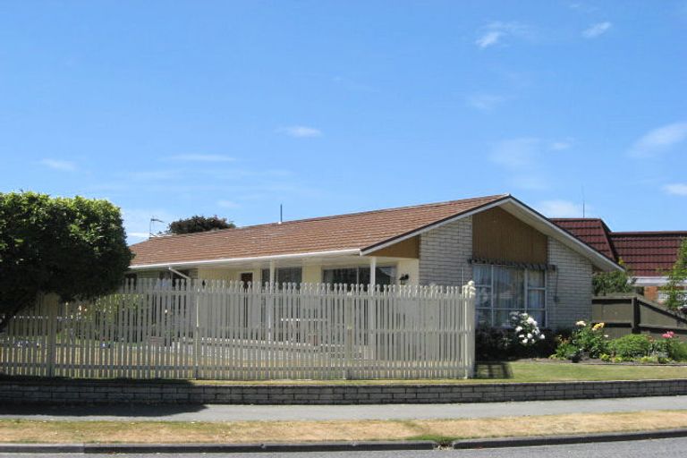 Photo of property in 32 Delaware Crescent, Russley, Christchurch, 8042