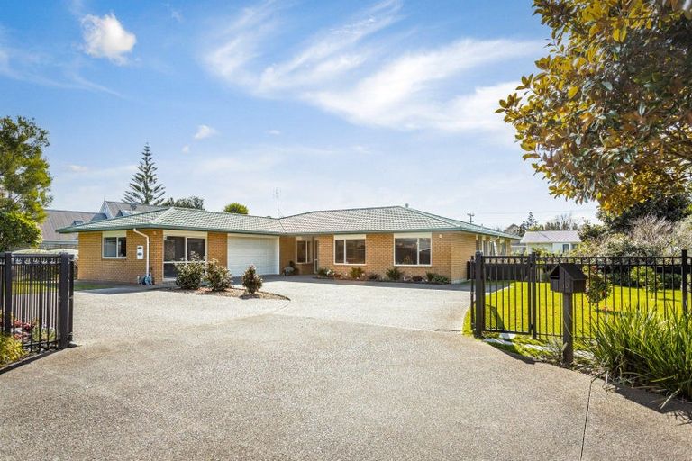 Photo of property in 10 Station Road, Huapai, Kumeu, 0810