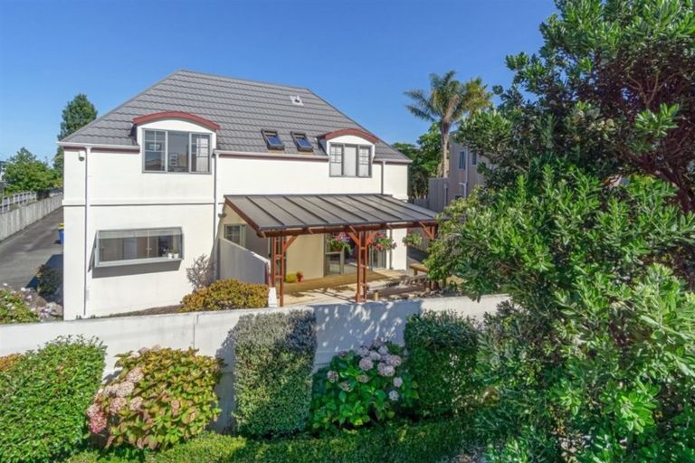 Photo of property in 1/140a East Coast Road, Forrest Hill, Auckland, 0620