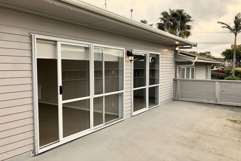 Photo of property in 100 Rosier Road, Glen Eden, Auckland, 0602