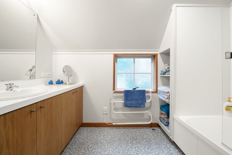 Photo of property in 100 Glenross Street, Glenross, Dunedin, 9011