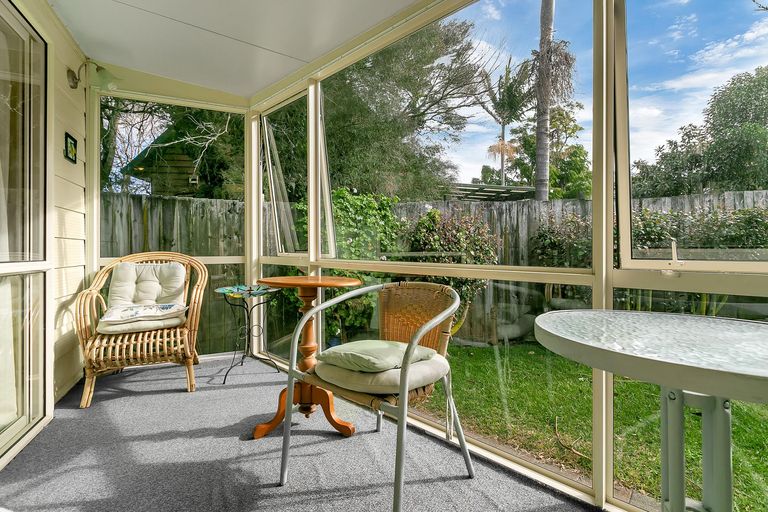 Photo of property in 2/218 Sunnynook Road, Totara Vale, Auckland, 0627