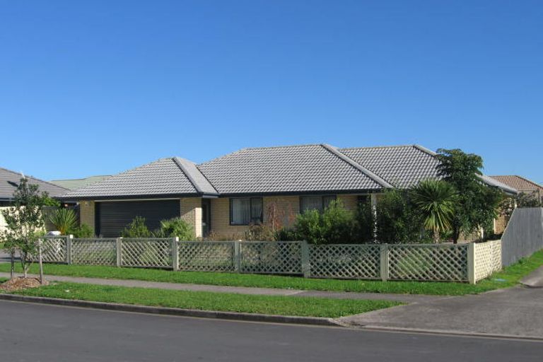 Photo of property in 16 Frank Bunce Grove, Flat Bush, Auckland, 2019