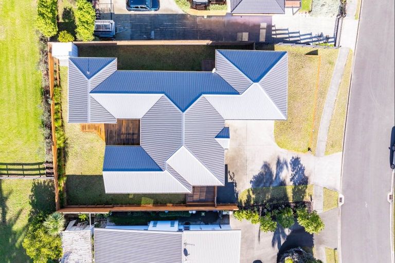 Photo of property in 33 Karoro Road, One Tree Point, 0118